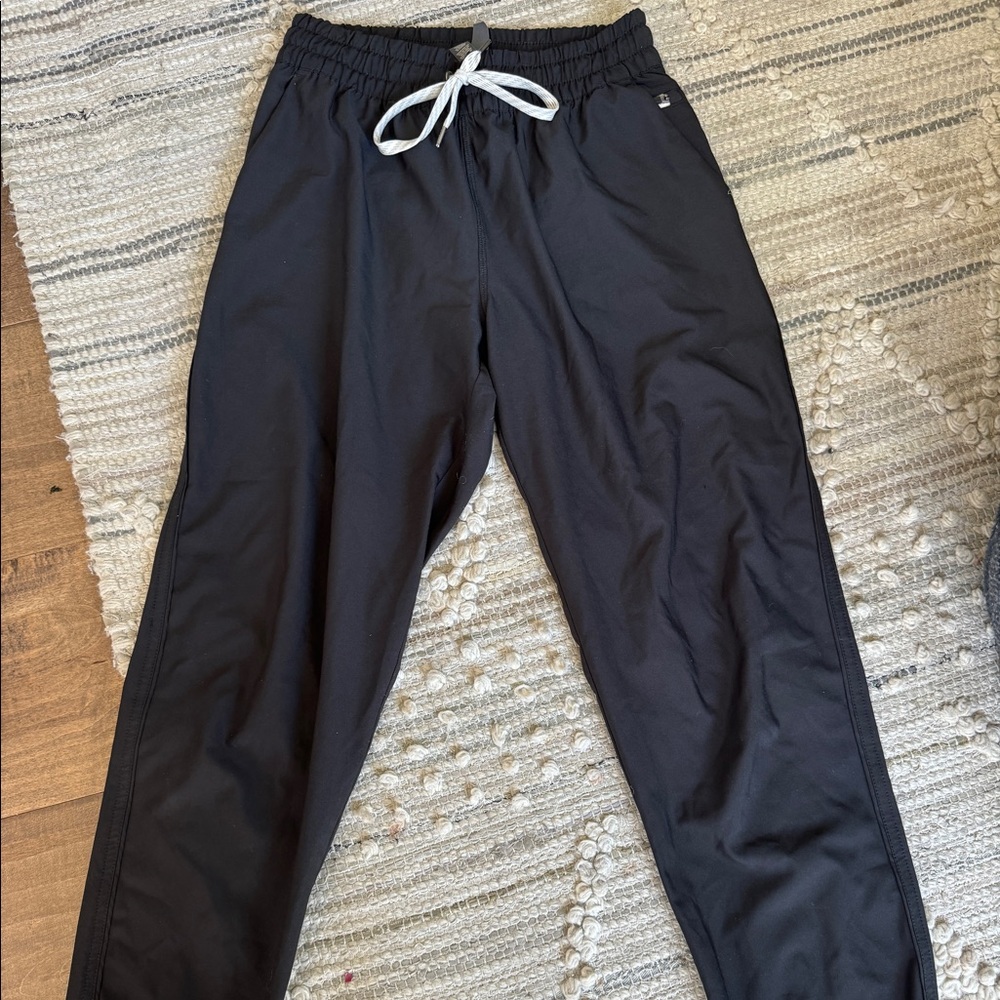 Vuori performance jogger made of polyester, water repellent and super comfy!